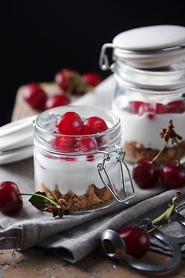 포토 JPG 해외이미지 열매 음식 과일 유리 디저트 건강 사람없음 빨간색 여름 숟가락 흰색 신선 항아리 체리 달콤 아침식사 보호 잼 핸드메이드 맛있는 해외202310 해외포토 식물 계절 컬러 컨셉 재질 수저 식사 도자기 소스_음식 맛 파일형식