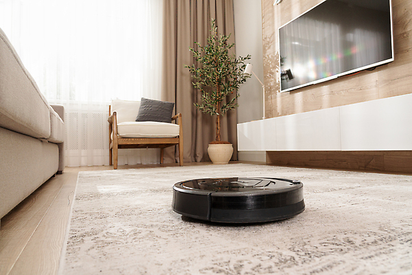 포토 JPG 해외이미지 컨셉 가사 가정 바닥 주택 건조 실내 사람없음 내부 목재 검은색 기계 카펫 방 장비 업무 원형 무선전화기 스마트 로봇 서비스 전자 먼지 청소부 위생관리 자동 진공 합판 파케트 해외202310 해외포토 도형 나무 직업 컬러 재료 관리 건물 작업 전화기 파일형식