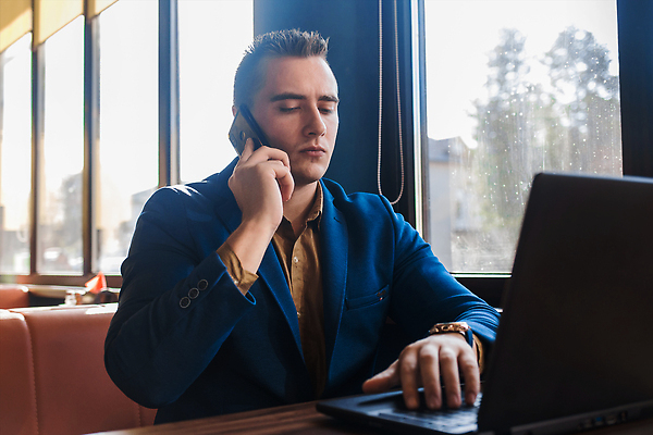 포토 JPG 해외이미지 백인 직업 1 라이프스타일 남자 행복 커피 인터넷 비즈니스 사업가 통신 탁자 모바일 노동자 직장 실내 한명 사람 앉기 성인 컵 노트북 스마트폰 컴퓨터 사무실 상점 공책 카페 타이핑 업무 작업 비즈니스맨 비즈니스우먼 무선전화기 스마트 경영자 온라인 프리랜서 해외202310 해외포토 서양인 식기 여자 감정 음료 가구 컨셉 회사 모션 문구용품 내부 생활 전자제품 핸드폰 스마트기기 직장인 전화기 리더 파일형식