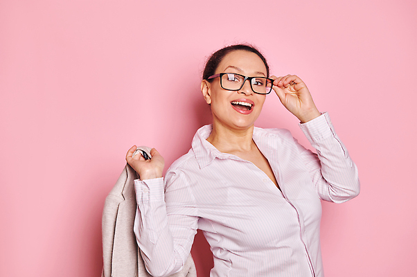 포토 JPG 해외이미지 스튜디오촬영 직업 라이프스타일 응시 여자 행복 감정 안경 40대 중년 컨셉 비즈니스 사업가 성공 갈색머리 한명 미소 사람 캐주얼 30대 유행 표현 업무 직장인 비즈니스우먼 자신감 아프리카인 전문직 검은머리 종업원 직원 시력 긍정 비전 다민족 고립 스타일 카피스페이스 혼혈 해외202310 해외포토 외국인 1 헤어스타일 시선 잡화 옷 실내 표정 성인 생활 장년 공백 작업 다문화 파일형식