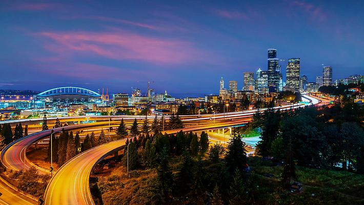 포토 JPG 해외이미지 산업 여행 비즈니스 건축양식 거리 안테나 파노라마 풍경 사람없음 야외 건물 금융 도시풍경 탑 고층빌딩 미국 황혼 일몰 새벽 도시 고속도로 도심 야간 대도시 스카이라인 랜드마크 시애틀 워싱턴 해외202310 해외포토 자연요소 건축물 건축 도로 북아메리카 통신 촬영기법 빌딩 경제 노을 파일형식