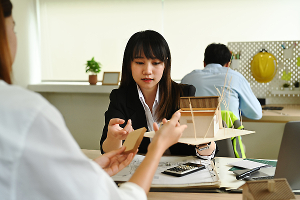 포토 JPG 해외이미지 여자 남자 회의 들기 앉기 상반신 성인 세명 노트북 펜 설계도 계산기 건축모형 성인만 인테리어디자이너 해외202310 해외포토 직업 비즈니스 모션 문구용품 건설업 사람 전자제품 필기구 모형 장비 파일형식