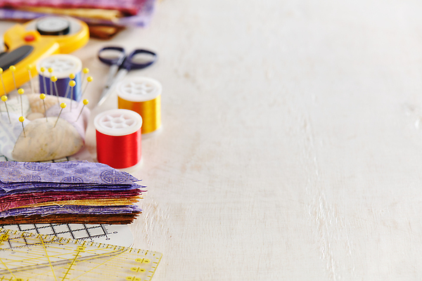 포토 JPG 해외이미지 조각 백그라운드 패턴 장신구 부분 자 취미 사람없음 쌓기 매트 공구 직물 면 바늘 칼날 실 바느질 자르기 천 묘사 오브젝트 회전 날카로움 롤러 실타래 흙더미 수공예 커터 퀼트 핸드메이드 해외202310 해외포토 무늬 모션 문구용품 흙 도구 공예 파일형식 더미