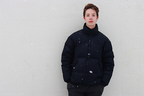 포토 JPG 해외이미지 백인 모델 학생 라이프스타일 응시 옷 남자 얼굴 남학생 벽 포즈 백그라운드 겨울 거리 한명 서기 사람 소년 야외 10대 캐주얼 유행 재킷 회색 슬픔 자신감 사춘기 심각 해외202310 해외포토 서양인 1 시선 계절 감정 어린이 컬러 컨셉 모션 청소년 생활 신체부위 외투 파일형식