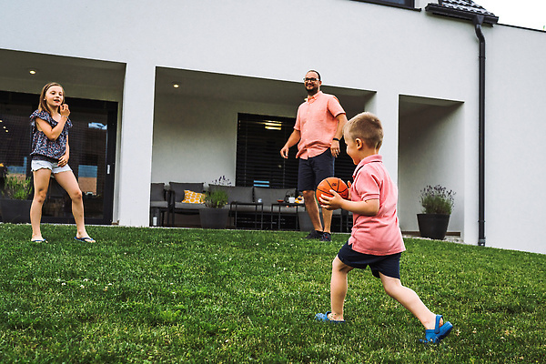 포토 JPG 해외이미지 백인 라이프스타일 응시 여자 남자 딸 행복 아들 어린이 가족 포옹 놀이 엄마 바닥 주택 함께함 실내 사랑 미소 웃음 사람 앉기 소년 성인 내부 세명 소파 기쁨 방 흰색 자녀 4 그룹 아빠 즐거움 표현성 해외202310 해외포토 서양인 시선 감정 컬러 컨셉 의자 관계 안기 모션 표정 건물 생활 숫자 파일형식
