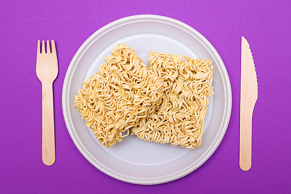 포토 JPG 해외이미지 접시 음식 건조 패스트푸드 파스타 동양인 사람없음 정크푸드 폐기물 속도 날것 점심식사 생식 순간 해로움 해외202310 해외포토 식기 컨셉 서양음식 인종 식사 인스턴트 쓰레기 파일형식