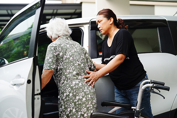 포토 JPG 해외이미지 할머니 여행 의자 교통시설 자동차 태국 엄마 건강 병원 동양인 야외 두명 운동 건강관리 산책 기쁨 고통 환자 도움 질병 휠체어 장애 돌봄 옛날 지원 치유 헬프 많음 접근 해외202310 해외포토 여자 노년 감정 아시아 육상교통 가구 교통 컨셉 의학 가족 모션 휴식 관리 사람 인종 시설 파일형식