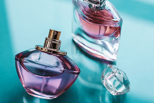 포토 JPG 해외이미지 사람없음 반사 두개 향수 오브젝트 향기 청록색 향수병 해외202310 해외포토 컬러 2 화장품 냄새 병_담는 파일형식