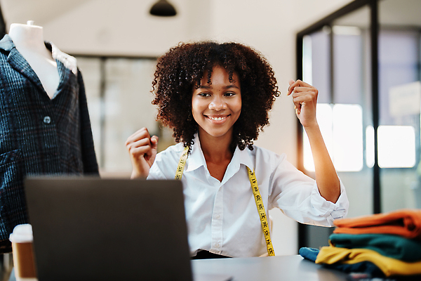 포토 JPG 해외이미지 직업 응시 옷 행복 비즈니스 사업가 통신 공장 성공 협력 설계 실내 창조 대화 한명 미소 사람 앉기 노트북 컴퓨터 사무실 알약 유행 기쁨 직물 작업 작업실 선택 상품 마네킹 디자이너 천 책상 소매 주인 스타일 해외202310 해외포토 1 시선 감정 가구 컨셉 공업 모션 표정 말하기 내부 전자제품 약 파일형식