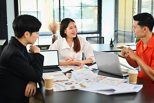 포토 JPG 해외이미지 여자 남자 비즈니스 창문 회의 함께함 앉기 상반신 성인 옆모습 세명 노트북 태블릿 비즈니스맨 비즈니스우먼 그룹 책상 직원 보고서 테이크아웃컵 성인만 해외202310 해외포토 뷰포인트 가구 컨셉 모션 사람 컵 전자제품 스마트기기 직장인 파일형식