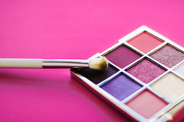 포토 JPG 해외이미지 사람없음 화장품 화려 팔레트 오브젝트 눈화장 아이섀도 메이크업브러쉬 섀도우팔레트 분홍색배경 해외포토 분홍색 백그라운드 컨셉 화장 뷰티 붓 파일형식