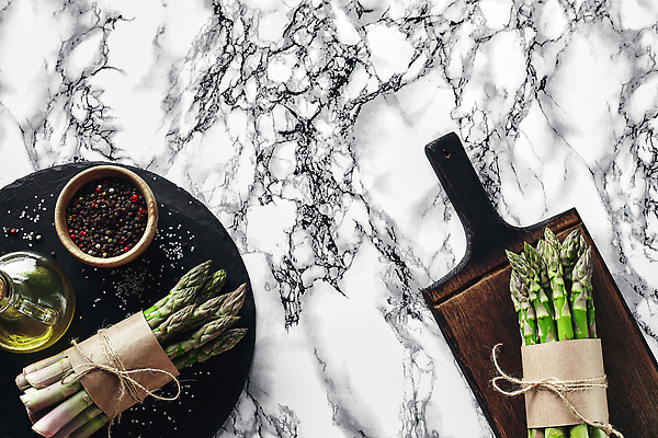 포토 JPG 해외이미지 도마 쟁반 사람없음 하이앵글 묶기 아스파라거스 대리석 노끈 해외202310 해외포토 줄 뷰포인트 채소 재료 모션 주방용품 파일형식