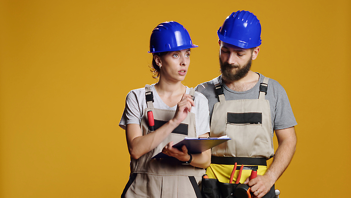 포토 JPG 해외이미지 여자 남자 들기 상반신 성인 두명 앞모습 펜 계획 안전모 건축가 건축업자 서류판 성인만 해외포토 직업 건축 뷰포인트 컨셉 모션 사람 필기구 사무용품 헬멧 안전장비 파일형식