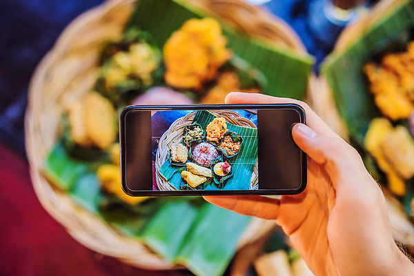 포토 JPG 해외이미지 접시 손 여자 음료 음식 백그라운드 컨셉 통신 탁자 모바일 함께함 건강 3 스테이크 사람 사람없음 목재 친구 스마트폰 핸드폰 식당 사진촬영 식사 저녁식사 카페 튀김 흰색 맛 셀프카메라 전화기 그림 슛 머리위 와플 점심식사 소셜 소셜네트워크 해외202310 해외포토 나무 식기 컬러 가구 재료 관계 디저트 서양음식 신체부위 전자제품 스마트기기 상점 촬영 파일형식