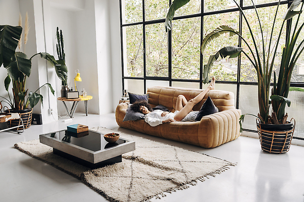 포토 JPG 해외이미지 모델 웰빙 여자 행복 가구 거실 창문 휴식 주택 피곤 한명 사람 내부 소파 카펫 꿈 방 잠 편안함 큼 싱글 다문화 다인종 리빙 다락방 스타일 카피스페이스 안락 해외202310 해외포토 1 감정 생활용품 컨셉 의자 인종 건물 공백 감각 크기 사회이슈 파일형식