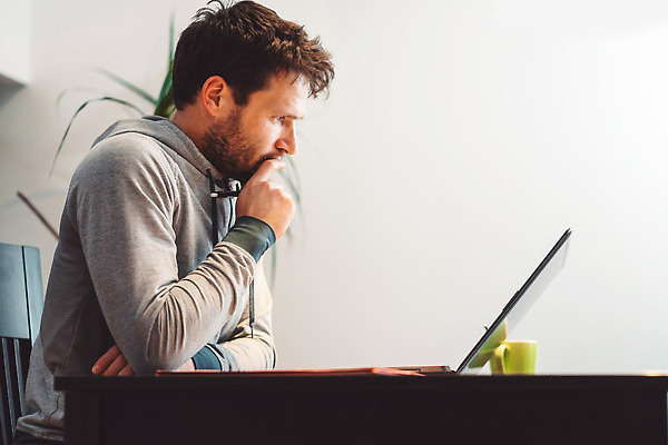 포토 JPG 해외이미지 백인 학생 라이프스타일 응시 남자 행복 안경 커피 백그라운드 인터넷 비즈니스 통신 탁자 아침 새로움 수염 거리 주택 한명 사람 앉기 성인 책 노트북 빛 학습 컴퓨터 사무실 스크린 공책 흰색 타이핑 업무 비즈니스맨 책상 온라인 해외202310 해외포토 주간 서양인 1 시선 잡화 교육 감정 음료 컬러 가구 컨셉 모션 문구용품 건물 생활 전자제품 작업 직장인 파일형식