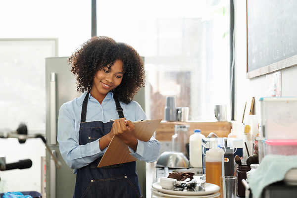 포토 JPG 해외이미지 직업 응시 여자 행복 흑인 비즈니스 사업가 성공 한명 서기 미소 사람 20대 성인 유행 상점 식당 검은색 앞치마 카페 업무 작업 자신감 웨이트리스 종업원 직원 서비스 바리스타 카페테리아 주인 서버 카피스페이스 중소기업 해외202310 해외포토 서양인 1 시선 감정 컬러 컨셉 회사 모션 표정 청년 공백 파일형식