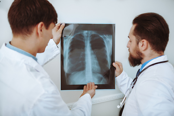 포토 JPG 해외이미지 직업 남자 과학 통신 노동자 뼈 엑스레이 건강 병원 두명 치료 약 건강관리 기계 장비 환자 의사 업무 기술자 씻기 결과 토론 분석 동료 암 테라피 보험 돌봄 방사선 종양 해외202310 해외포토 컨셉 의학 관계 모션 관리 사람 뷰티 청결 의료진 작업 질병 파일형식