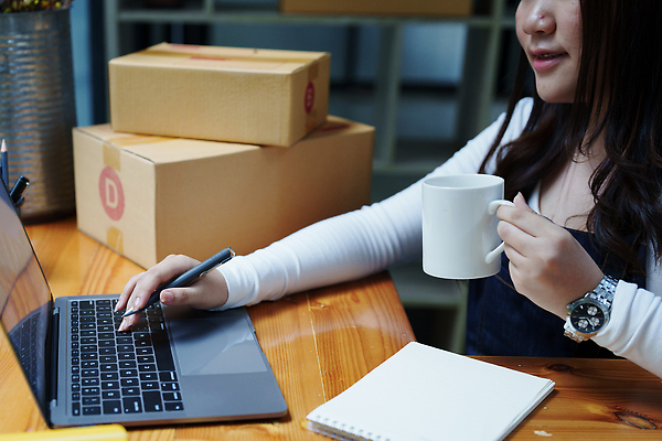 포토 JPG 해외이미지 옷 여자 행복 아시아 백그라운드 컨셉 인터넷 비즈니스 포장 사업가 성공 주택 한명 동양인 노트북 스마트폰 컴퓨터 상자 알약 판매 상점 비즈니스우먼 상품 상인 고객 확인 온라인쇼핑 패키지 질서 획득 온라인 주인 짐싸기 전자상거래 마케팅 프리랜서 해외202310 해외포토 직업 1 감정 나라 사람 인종 건물 전자제품 핸드폰 스마트기기 쇼핑 약 예절 직장인 파일형식