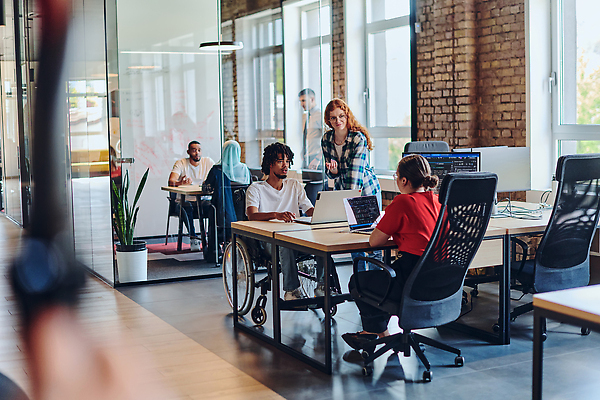 포토 JPG 해외이미지 전신 여자 남자 화초 의자 창문 함께함 여러명 성인 옆모습 노트북 사무실 모니터 직장인 장애인 책상 동료 휠체어 성인만 해외202310 해외포토 식물 직업 뷰포인트 가구 다수 컨셉 비즈니스 관계 사람 전자제품 컴퓨터 장애 파일형식