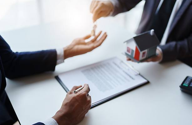 포토 JPG 해외이미지 남자 비즈니스 열쇠 부동산 주택 들기 상반신 성인 두명 옆모습 모형 거래 중개인 계약 문서 계약서 물건집기 성인남자만 해외202310 해외포토 직업 뷰포인트 모션 사람 건물 재산 남자만 성인만 파일형식