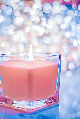 포토 JPG 해외이미지 분홍색 촛불 사람없음 파란색 반짝임 보케 빛망울 해외202310 해외포토 컬러 초 모션 빛 파일형식