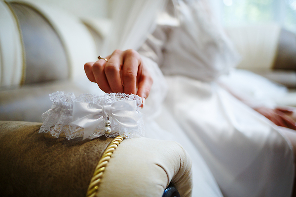 포토 JPG 해외이미지 여자 신부 결혼 결혼식 한명 상반신 성인 아웃포커스 축하 반지 잡기 준비 가터벨트 성인여자한명만 해외202310 해외포토 1 컨셉 장신구 모션 촬영기법 사람 이벤트 벨트 여자한명만 성인여자만 파일형식