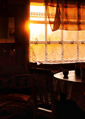 포토 JPG 해외이미지 라이프스타일 그릇 백그라운드 창문 탁자 주택 실내 따뜻함 그림자 사람없음 컵 세로 빛 햇빛 태양 노란색 마을 주방 식당 어둠 황혼 일몰 새벽 방 시골 황금 시골집 교외 옛날 정물화 안락 해외202310 해외포토 자연요소 식기 컬러 가구 컨셉 내부 건물 생활 노을 상점 그림 파일형식