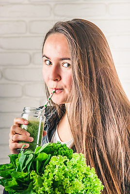 포토 JPG 해외이미지 백인 라이프스타일 손 여자 행복 음료 음식 백그라운드 컨셉 다이어트 채소 과일 유리 벽돌 주택 건강 한명 사람 컵 초록색 빛 뷰티 식사 주스 듣기 신선 잡기 칵테일 몸무게 먹기 유기농 밀짚 내추럴 떨림 스무디 적자 채식주의자 디톡스 비건 해외202310 해외포토 서양인 1 식기 웰빙 감정 컬러 모션 재질 주류 건물 생활 신체부위 짚 채식 파일형식