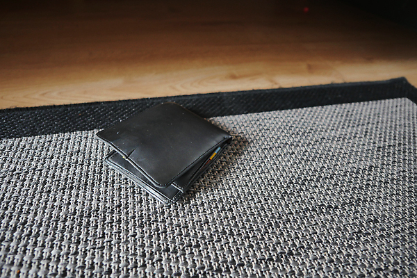 포토 JPG 해외이미지 돈 의자 비즈니스 주택 사람 사람없음 금융 쇼핑 검은색 방 저축 그룹 지갑 재산 주머니 가죽 절도 왼쪽 내추럴 해외202310 해외포토 컬러 가구 건물 경제 범죄 방향 파일형식