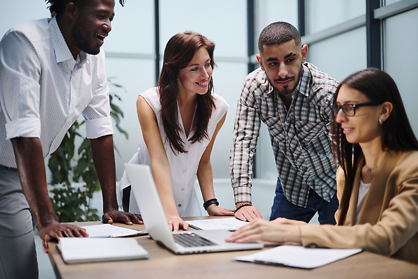 포토 JPG 해외이미지 직업 라이프스타일 여자 남자 비즈니스 사업가 성공 협력 설계 아이디어 함께함 실내 대화 설명 서기 사람 여러명 성인 가로 사무실 우정 활발 듣기 작업 비즈니스맨 비즈니스우먼 그룹 결합 토론 동료 회의실 경영자 커뮤니티 다민족 경영 네트워킹 콜라보레이션 브레인스토밍 해외202310 해외포토 다수 컨셉 관계 모션 말하기 내부 생활 친구 직장인 네트워크 리더 파일형식
