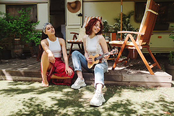 포토 JPG 해외이미지 백인 드레스 행복 여행 컨셉 팔찌 자연 휴가 휴식 성인 취미 야외 두명 초록색 뷰티 봄 트레일러 내추럴 무료 보헤미아 히피 스타일 힙스터 해외202310 해외포토 서양인 옷 계절 패션 감정 컬러 장신구 사람 생태계 파일형식