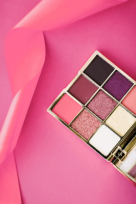 포토 JPG 해외이미지 리본 사람없음 화장품 화려 팔레트 오브젝트 눈화장 아이섀도 섀도우팔레트 분홍색배경 해외포토 분홍색 백그라운드 컨셉 화장 뷰티 파일형식