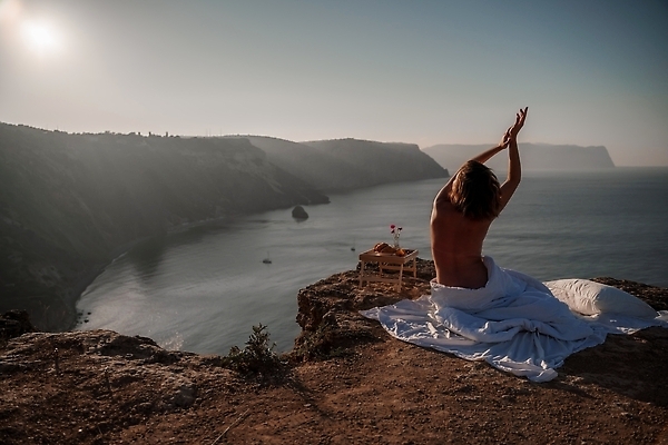 포토 JPG 해외이미지 백인 라이프스타일 여자 행복 바다 여행 겨울 베개 청소년 자연 아침 휴가 휴식 건강 한명 야외 물 뷰티 평화 맑음 꿈 추위 자유 가을 침대 최고 담요 무료 해외202310 해외포토 주간 자연요소 서양인 1 계절 감정 가구 컨셉 침구 날씨 사람 생활 생태계 파일형식