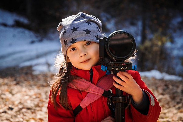 포토 JPG 해외이미지 직업 학생 라이프스타일 응시 여자 유럽 어린이 여행 겨울 자연 한명 사람 야외 여행객 카메라 디지털 사진촬영 잡기 사진사 해외202310 해외포토 1 시선 계절 나라 모션 생활 전자제품 촬영 작가 생태계 파일형식