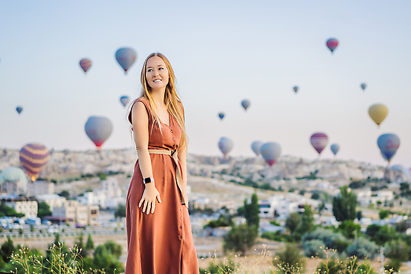 포토 JPG 해외이미지 여자 여행 하늘 한명 성인 로맨틱 열기구 성인여자한명만 튀르키예 해외202310 해외포토 1 아시아 컨셉 항공교통 사람 여자한명만 성인여자만 파일형식