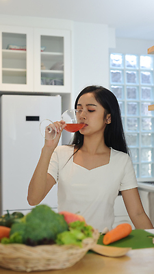 포토 JPG 해외이미지 여자 채소 와인잔 도마 한명 동양인 상반신 성인 주방 당근 마시기 사과 브로콜리 냉장고 건강식 성인여자한명만 식단관리 라탄바구니 해독주스 해외202310 해외포토 1 음식 술잔 과일 모션 주방용품 뿌리채소 사람 인종 바구니 주스 가전제품 여자한명만 성인여자만 파일형식