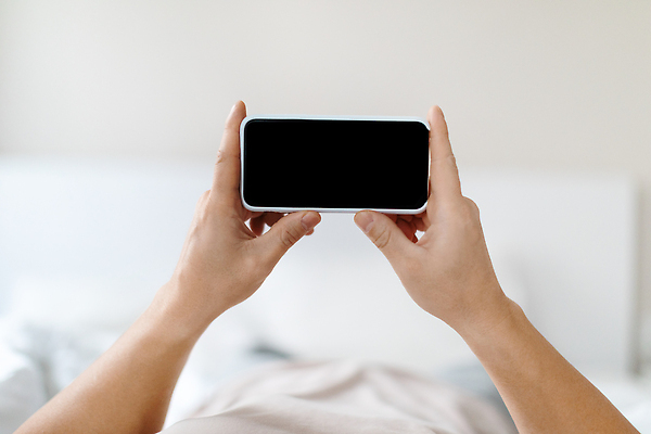 포토 JPG 해외이미지 라이프스타일 남자 인터넷 통신 주택 관리 대화 사람없음 스마트폰 핸드폰 독서 파티 스크린 공백 침실 흰색 침대 서핑 메시지 어플리케이션 연결 무선전화기 주말 멀리 온라인 동영상 영상통화 채팅 터치스크린 목업 카피스페이스 비어있는 해외202310 해외포토 컬러 가구 말하기 사람 이벤트 건물 생활 전자제품 스마트기기 수상스포츠 전화기 통화 파일형식