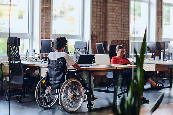 포토 JPG 해외이미지 전신 여자 남자 화초 의자 창문 함께함 성인 두명 옆모습 노트북 사무실 모니터 직장인 장애인 책상 동료 휠체어 성인만 해외202310 해외포토 식물 직업 뷰포인트 가구 컨셉 비즈니스 관계 사람 전자제품 컴퓨터 장애 파일형식