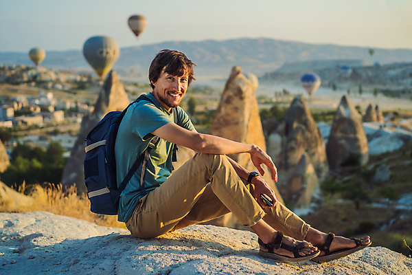 포토 JPG 해외이미지 전신 남자 여행 배낭 한명 앉기 성인 일몰 로맨틱 열기구 샌들 성인남자한명만 튀르키예 해외202310 해외포토 1 아시아 신발 컨셉 가방 항공교통 모션 사람 노을 남자한명만 성인남자만 파일형식