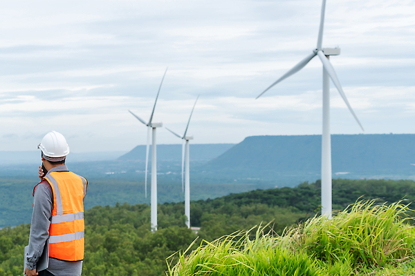포토 JPG 해외이미지 남자 한명 상반신 성인 야외 뒷모습 엔지니어 숲 안전모 풍력발전소 무전기 무전 안전조끼 성인남자한명만 해외202310 해외포토 1 뷰포인트 통신 무선통신 사람 발전소 기술자 풍력에너지 헬멧 안전장비 남자한명만 성인남자만 파일형식