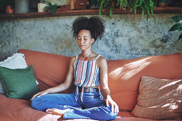 포토 JPG 해외이미지 식물 라이프스타일 웰빙 여자 행복 선 요가 휴식 아파트 주택 건강 한명 사람 성인 일상 운동 뷰티 화목 고요 신선 집중 명상 문제 중독 내추럴 돌봄 위생관리 치유 여자한명만 카피스페이스 해외202310 해외포토 1 감정 컨셉 모션 관리 건물 라이프 생활 공백 여자만 파일형식