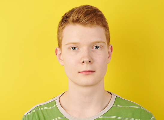 포토 JPG 해외이미지 모델 학생 외관 응시 남자 얼굴 백그라운드 티셔츠 실내 한명 사람 소년 청년 성인 옆모습 10대 초록색 파란색 우주 줄무늬 흰색 자신감 아일랜드 생강 빨간머리 심각 해외202310 해외포토 1 헤어스타일 시선 감정 유럽 어린이 뷰포인트 컬러 컨셉 셔츠 무늬 채소 청소년 내부 신체부위 파일형식