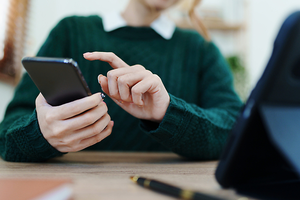 포토 JPG 해외이미지 직업 라이프스타일 손 남자 백그라운드 컨셉 인터넷 비즈니스 통신 성공 모바일 실내 대화 한명 사람 성인 가로 노트북 스마트폰 핸드폰 컴퓨터 사무실 디지털 공책 잡기 업무 작업 비즈니스맨 메시지 연결 토론 사이버 무선전화기 스마트 문서 온라인 프리랜서 카피스페이스 해외202310 해외포토 1 모션 문구용품 말하기 내부 생활 신체부위 전자제품 스마트기기 공백 직장인 전화기 파일형식