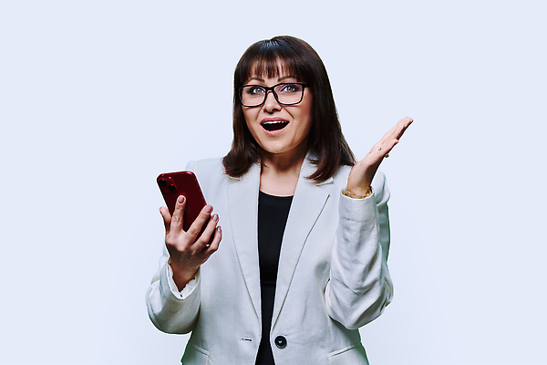 포토 JPG 해외이미지 백인 직업 여자 행복 안경 얼굴 40대 중년 백그라운드 인터넷 비즈니스 CEO 사업가 통신 성공 모바일 실내 한명 사람 정장 금융 스마트폰 핸드폰 뷰티 디지털 흰색 업무 비즈니스우먼 네트워크 대표 전화기 경영자 리더 긍정 온라인 경영 고립 채팅 해외202310 해외포토 서양인 1 잡화 옷 감정 컬러 컨셉 성인 내부 신체부위 경제 전자제품 스마트기기 작업 직장인 파일형식