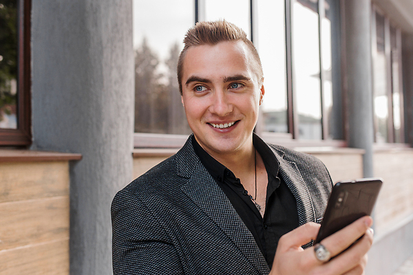 포토 JPG 해외이미지 백인 직업 1 라이프스타일 손 응시 남자 행복 백그라운드 인터넷 비즈니스 통신 모바일 노동자 거리 세포 한명 서기 사람 정장 성인 야외 스마트폰 핸드폰 스크린 잡기 도시 비즈니스맨 메시지 무선전화기 전화기 스마트 경영자 문자메시지 힙스터 해외202310 해외포토 서양인 시선 옷 패션 감정 컨셉 모션 생활 신체부위 전자제품 스마트기기 직장인 리더 파일형식