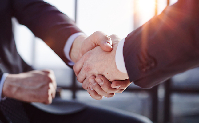 포토 JPG 해외이미지 백인 직업 손 남자 행복 2 비즈니스 통신 부분 관계 성공 협력 노동자 조명 악수 함께함 실내 사람 사람없음 금융 사무실 축하 인사 비즈니스맨 우아함 대표 흔들림 컨설턴트 면접 문제 고용 지능 채용 치프 효과 해외202310 해외포토 서양인 감정 컨셉 모션 손짓 내부 신체부위 경제 구직 예절 직장인 전문직 상담 파일형식