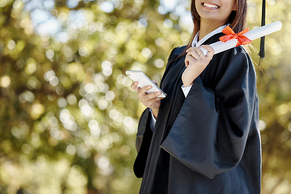 포토 JPG 해외이미지 서양인 여자 학교 졸업식 졸업생 한명 들기 상반신 성인 옆모습 스마트폰 졸업가운 졸업장 성인여자한명만 해외202310 해외포토 외국인 1 교육 뷰포인트 졸업 모션 사람 핸드폰 스마트기기 가운 여자한명만 성인여자만 파일형식