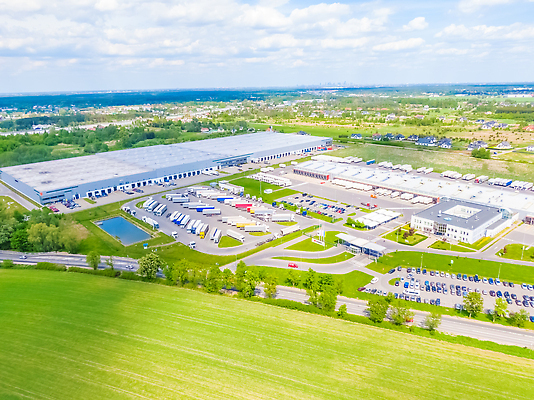 포토 JPG 해외이미지 유럽 산업 도로 비즈니스 공장 교통시설 자동차 독일 안테나 사람없음 화물 상품 컨테이너 창고 시설 상업 수납 짐차 무거움 트레일러 물류 폴란드 드론 분배 수입 조감도 해외202310 해외포토 나라 길 육상교통 교통 통신 공업 운송업 무게 파일형식