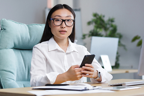 포토 JPG 해외이미지 응시 여자 화분 안경 화초 의자 한명 들기 앉기 상반신 성인 옆모습 스마트폰 사무실 키보드 스마트 책상 서류판 스마트워치 성인여자한명만 해외202310 해외포토 식물 1 시선 잡화 뷰포인트 가구 컨셉 비즈니스 모션 사람 핸드폰 스마트기기 사무용품 웨어러블 여자한명만 성인여자만 파일형식